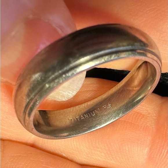 Men’s size 11.5 silver titanium wedding band, and/or everyday ring. 25mm. EUC - Picture 3 of 7
